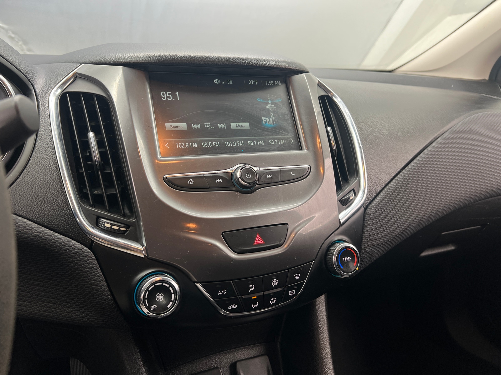 Thumbnail: 2018 Chevrolet Cruze - 4