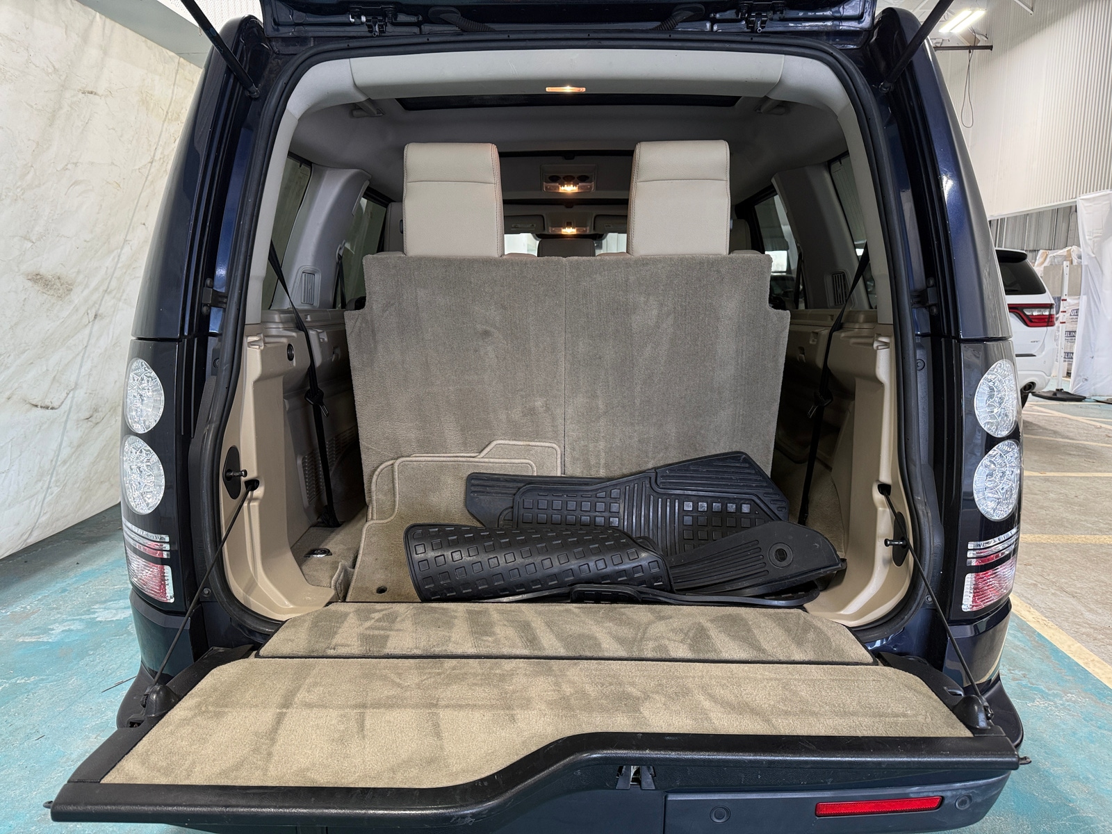 Thumbnail: 2016 Land Rover LR4 - 6