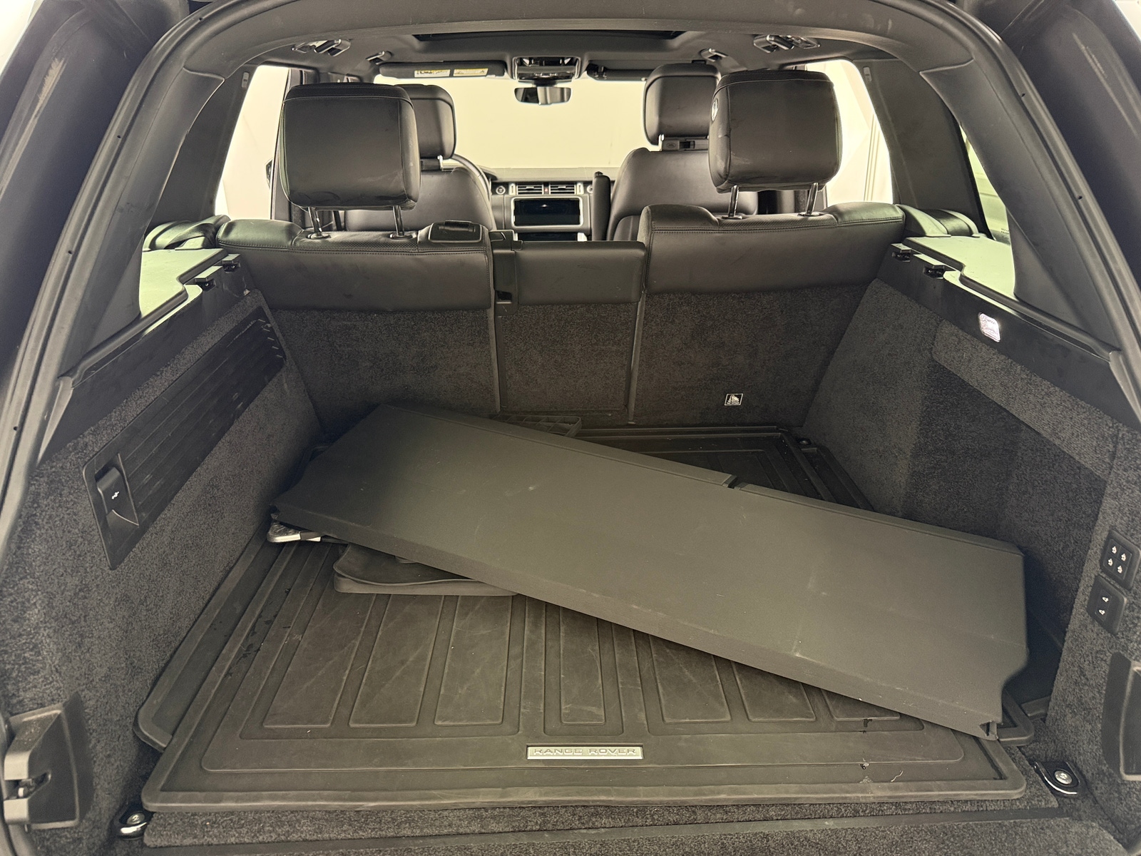 Thumbnail: 2020 Land Rover Range Rover - 6