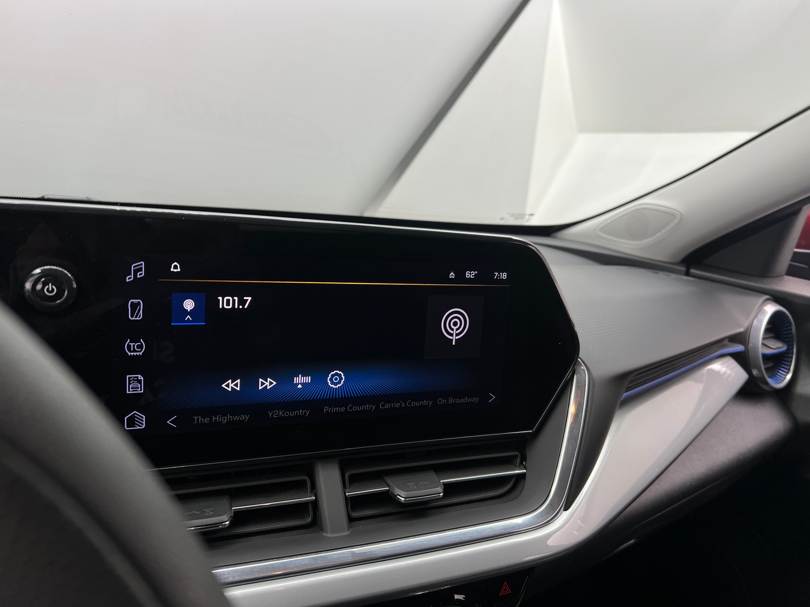 Thumbnail: 2025 Chevrolet Trax - 4