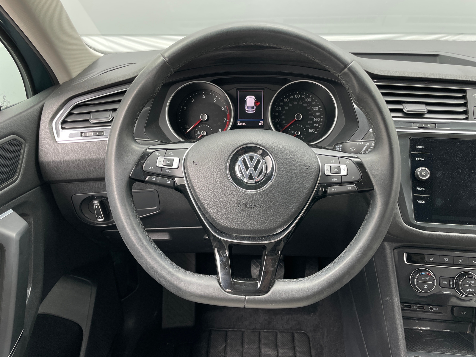 Thumbnail: 2020 Volkswagen Tiguan - 4