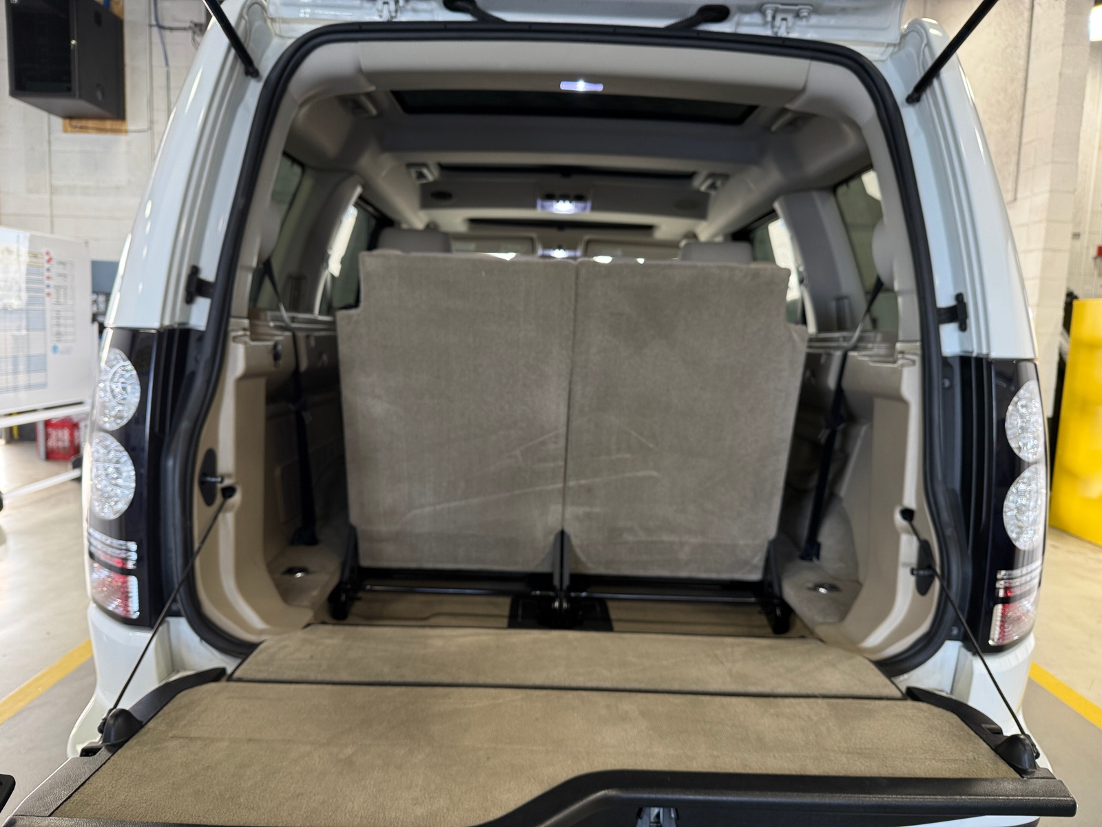 Thumbnail: 2016 Land Rover LR4 - 6