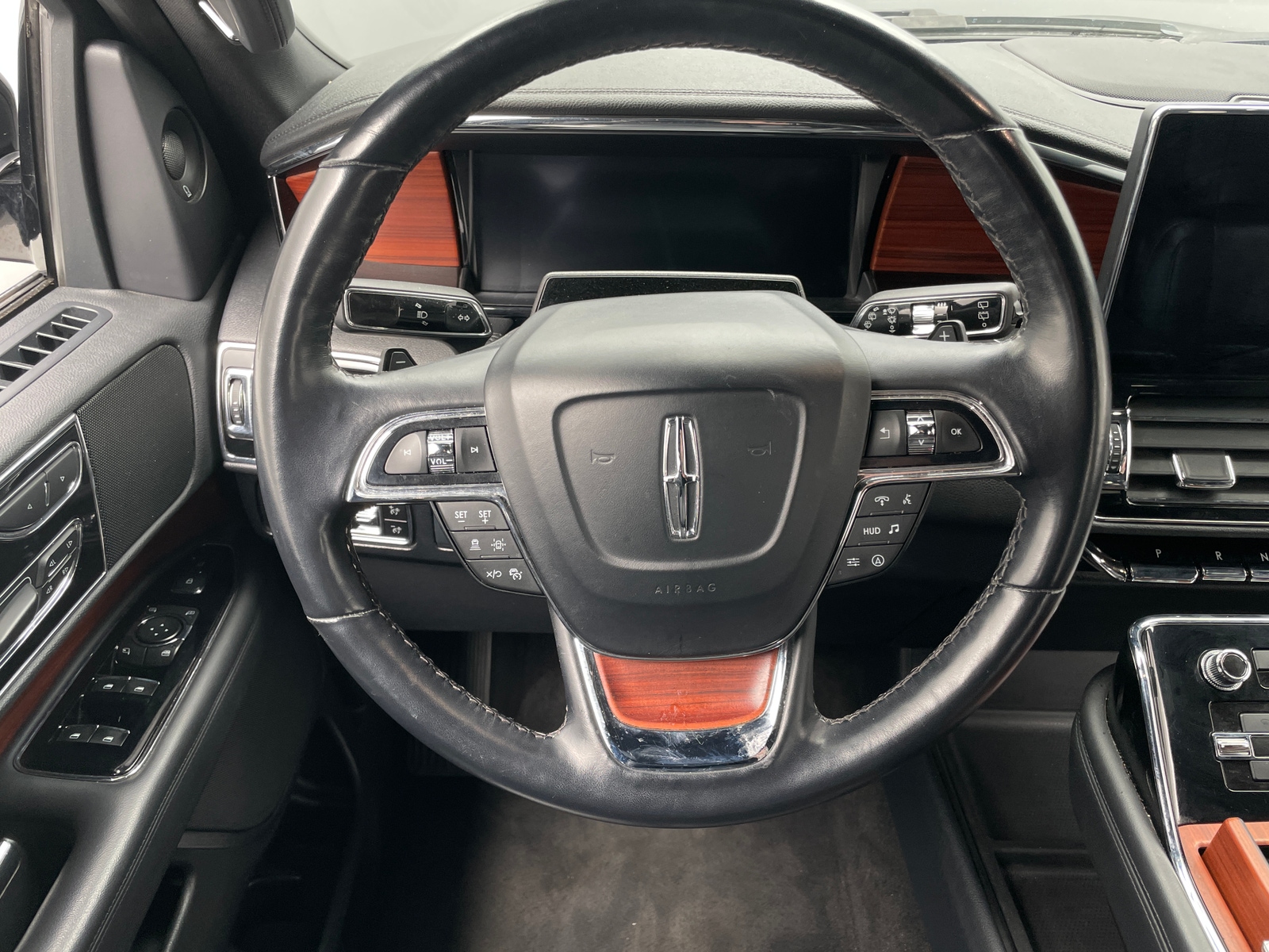 Thumbnail: 2024 Lincoln Navigator - 4