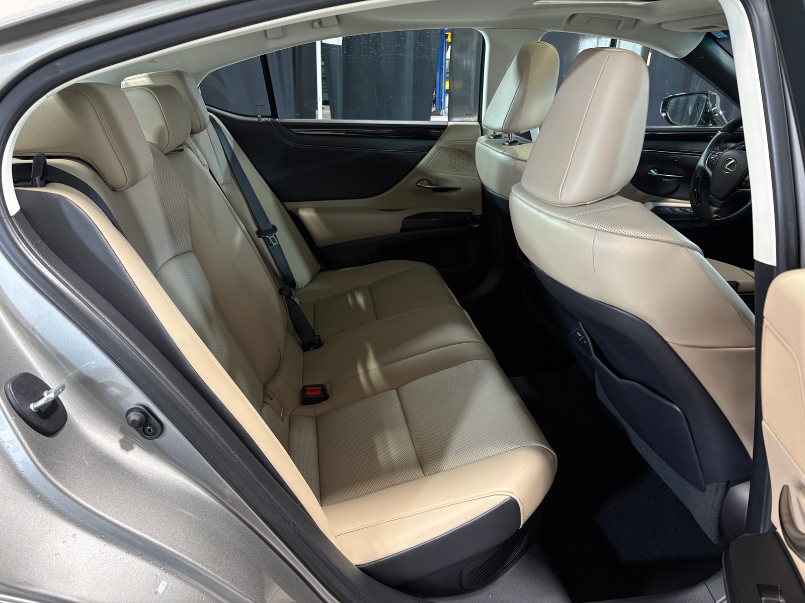 Thumbnail: 2021 Lexus ES - 5