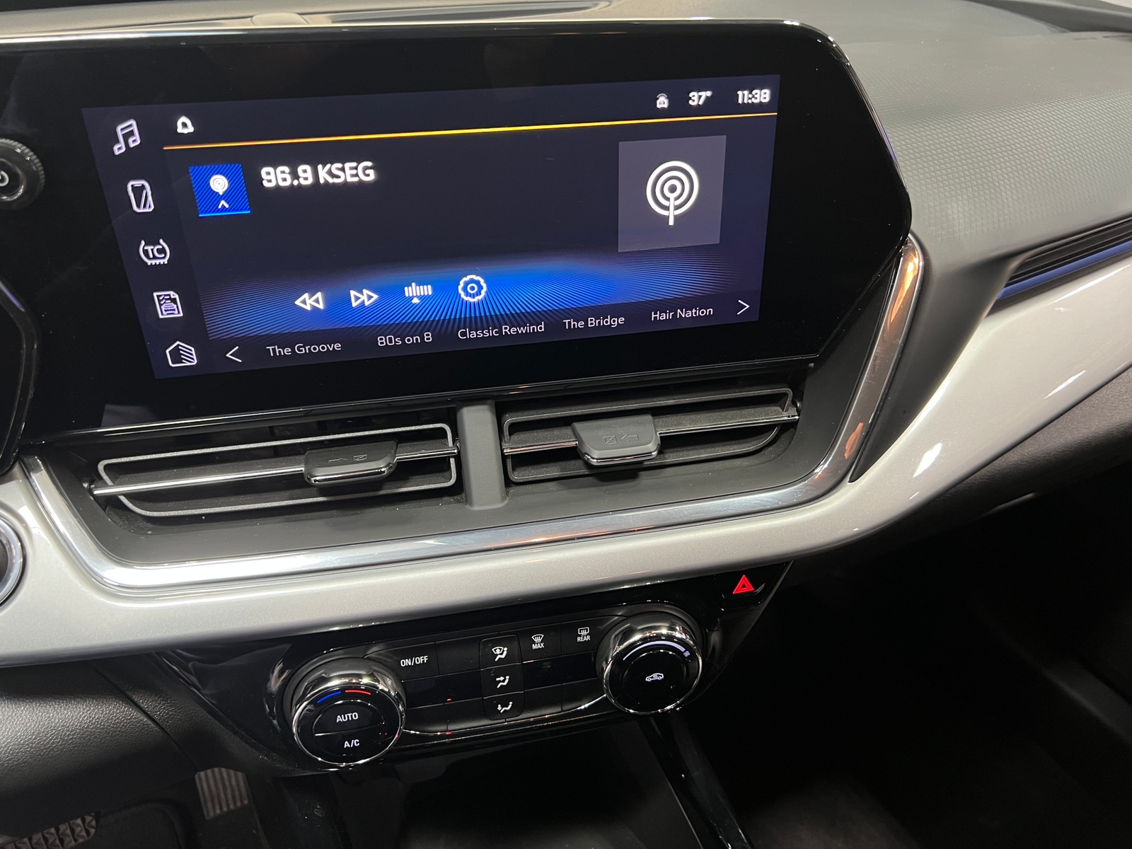 Thumbnail: 2025 Chevrolet Trax - 4