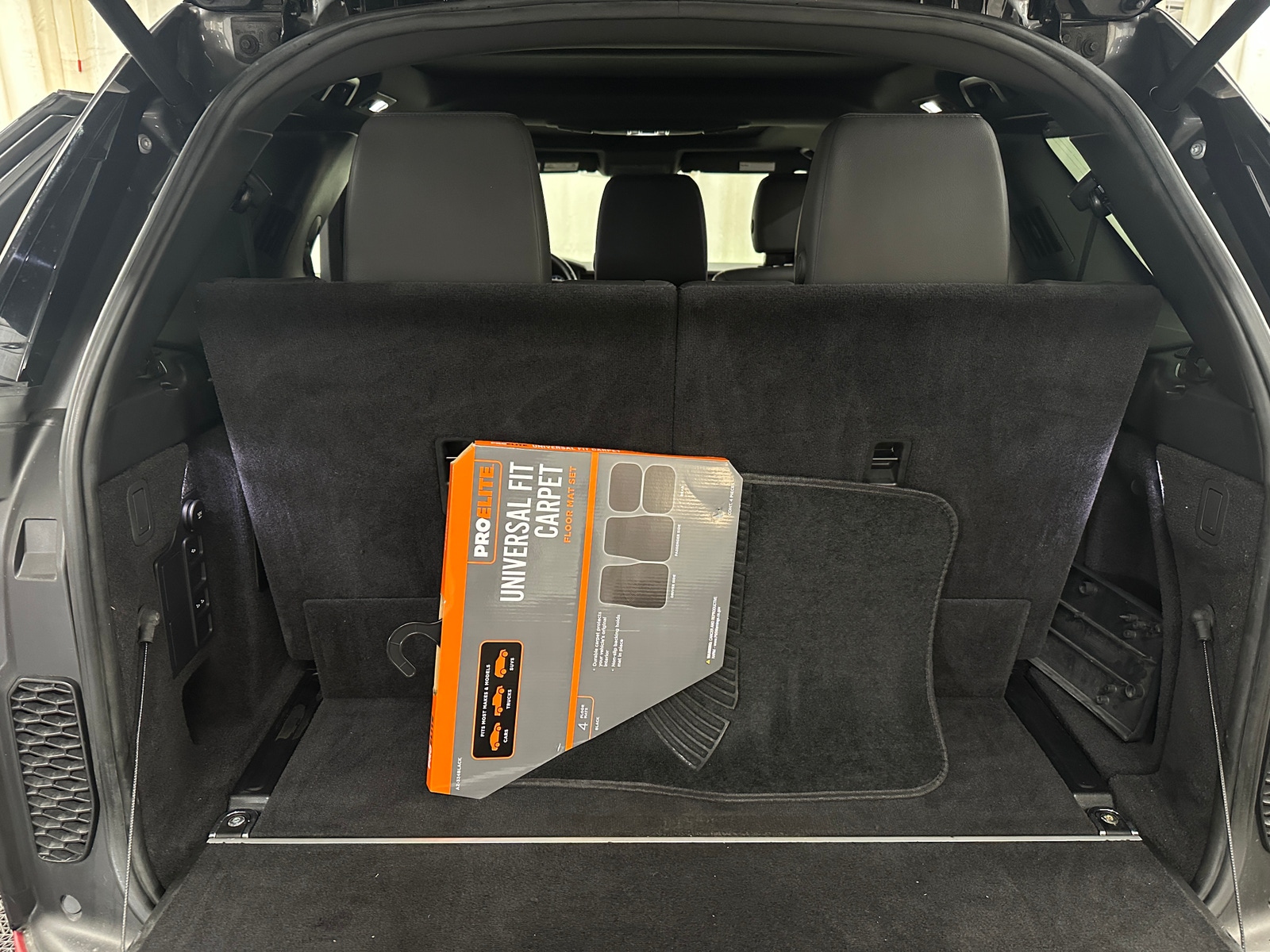 Thumbnail: 2019 Land Rover Discovery - 6