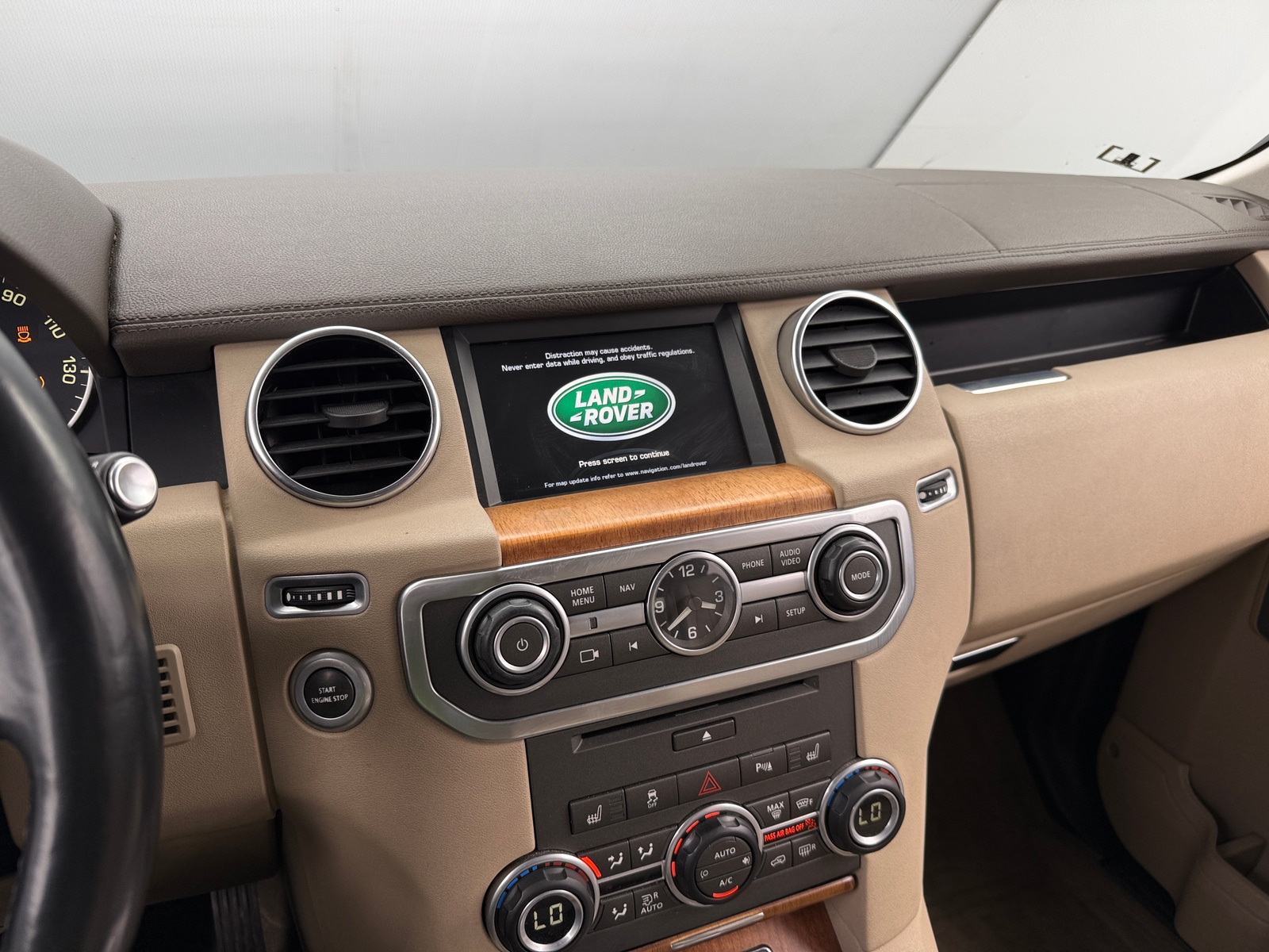 Thumbnail: 2016 Land Rover LR4 - 3