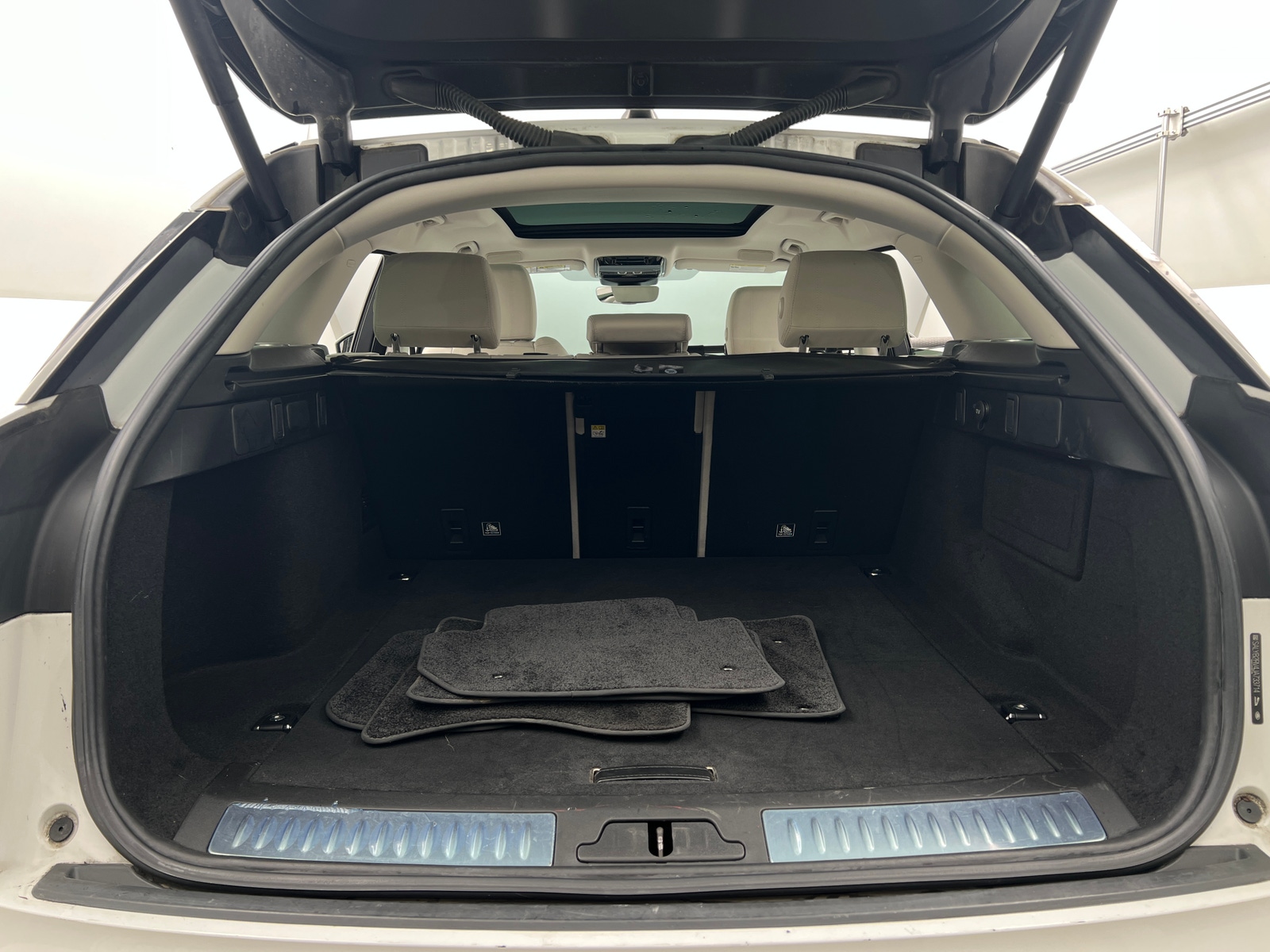 Thumbnail: 2018 Land Rover Range Rover Velar - 6