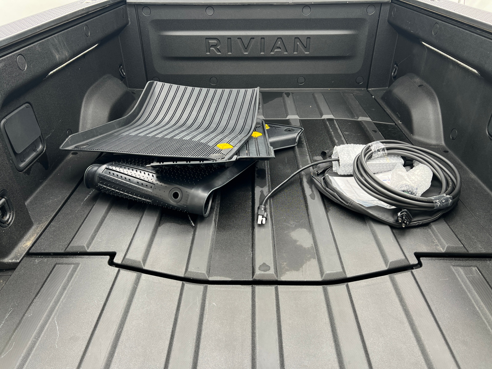 Thumbnail: 2025 Rivian R1T - 6