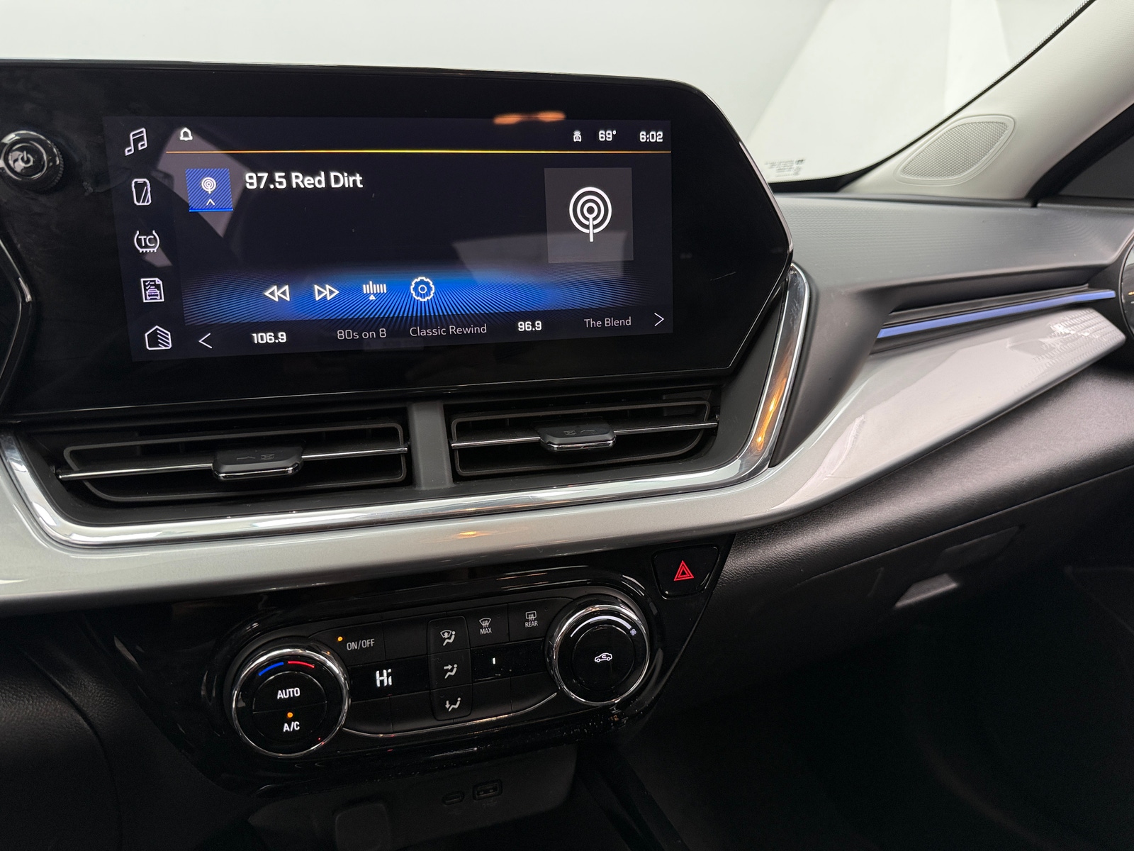 Thumbnail: 2025 Chevrolet Trax - 4