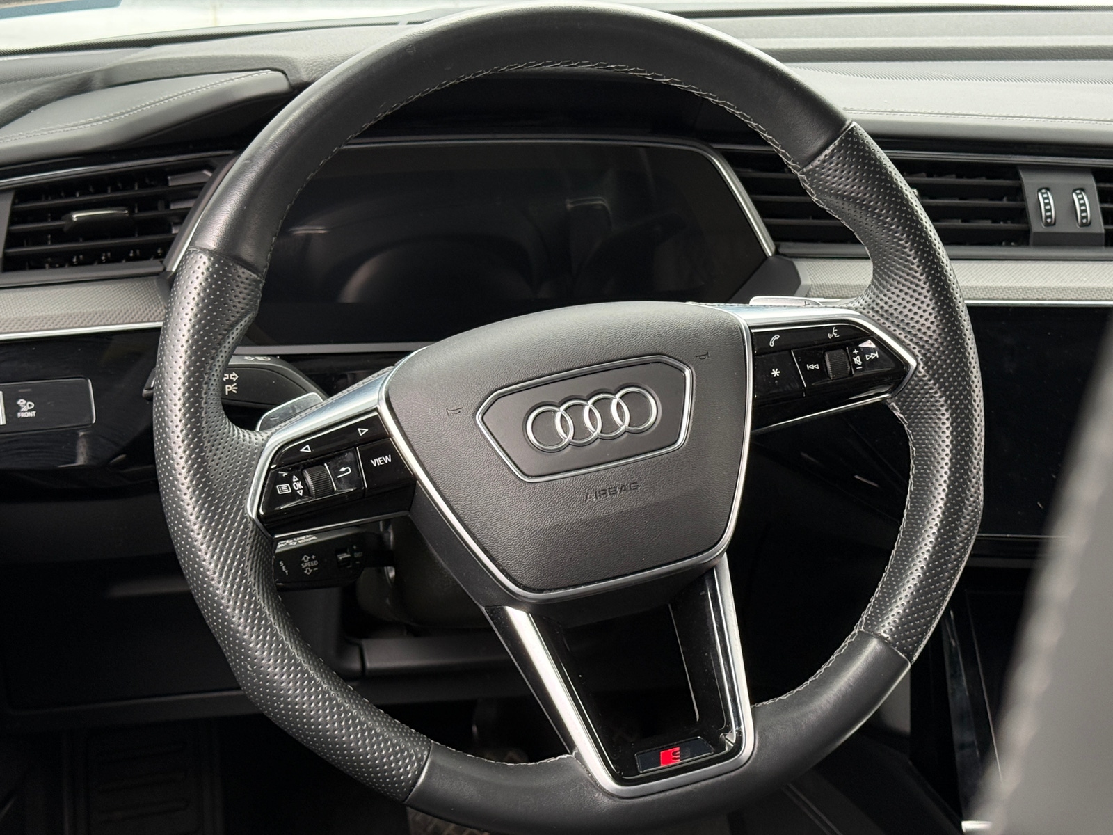 Thumbnail: 2022 Audi e-tron S - 4