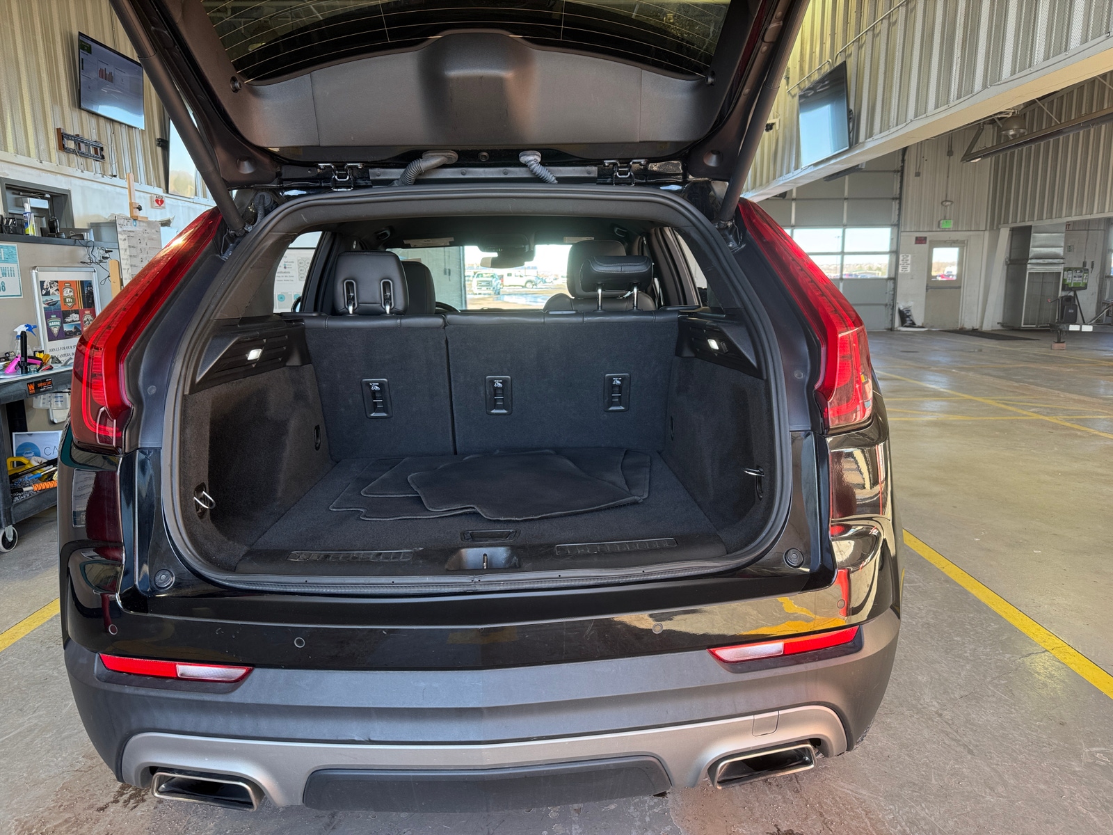 Thumbnail: 2023 Cadillac XT4 - 6