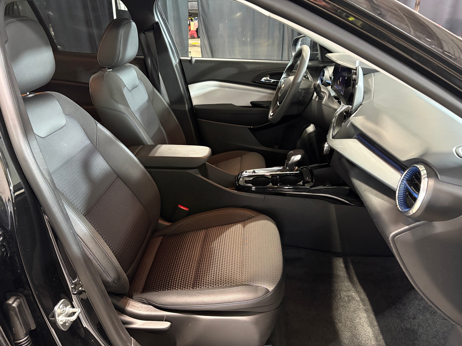 Thumbnail: 2025 Chevrolet Trax - 2