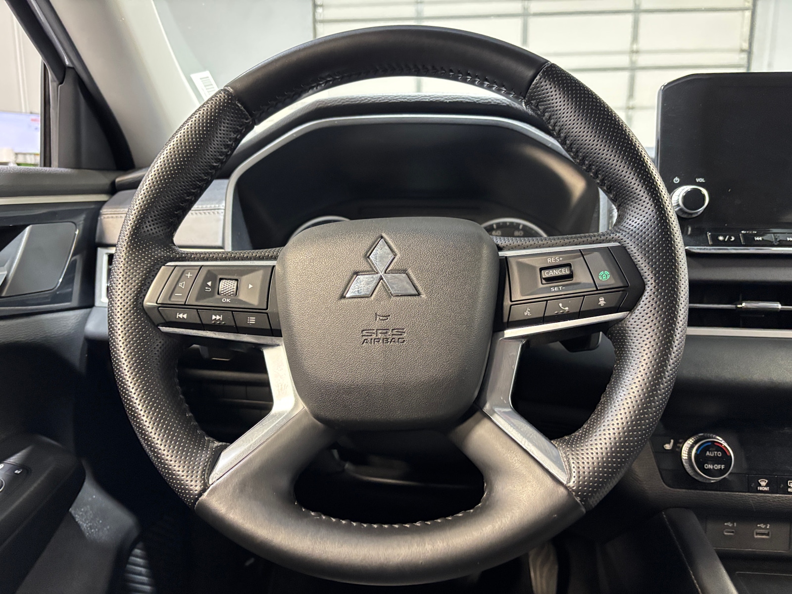 Thumbnail: 2024 Mitsubishi Outlander - 4