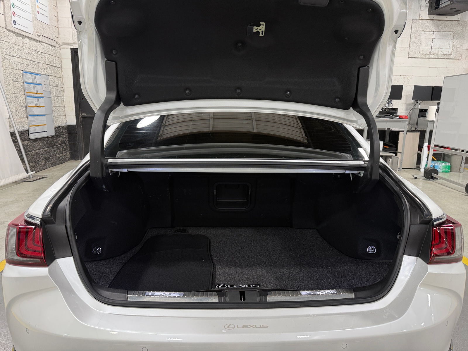 Thumbnail: 2022 Lexus ES - 7