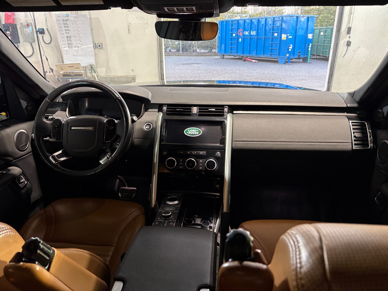 Thumbnail: 2020 Land Rover Discovery - 2