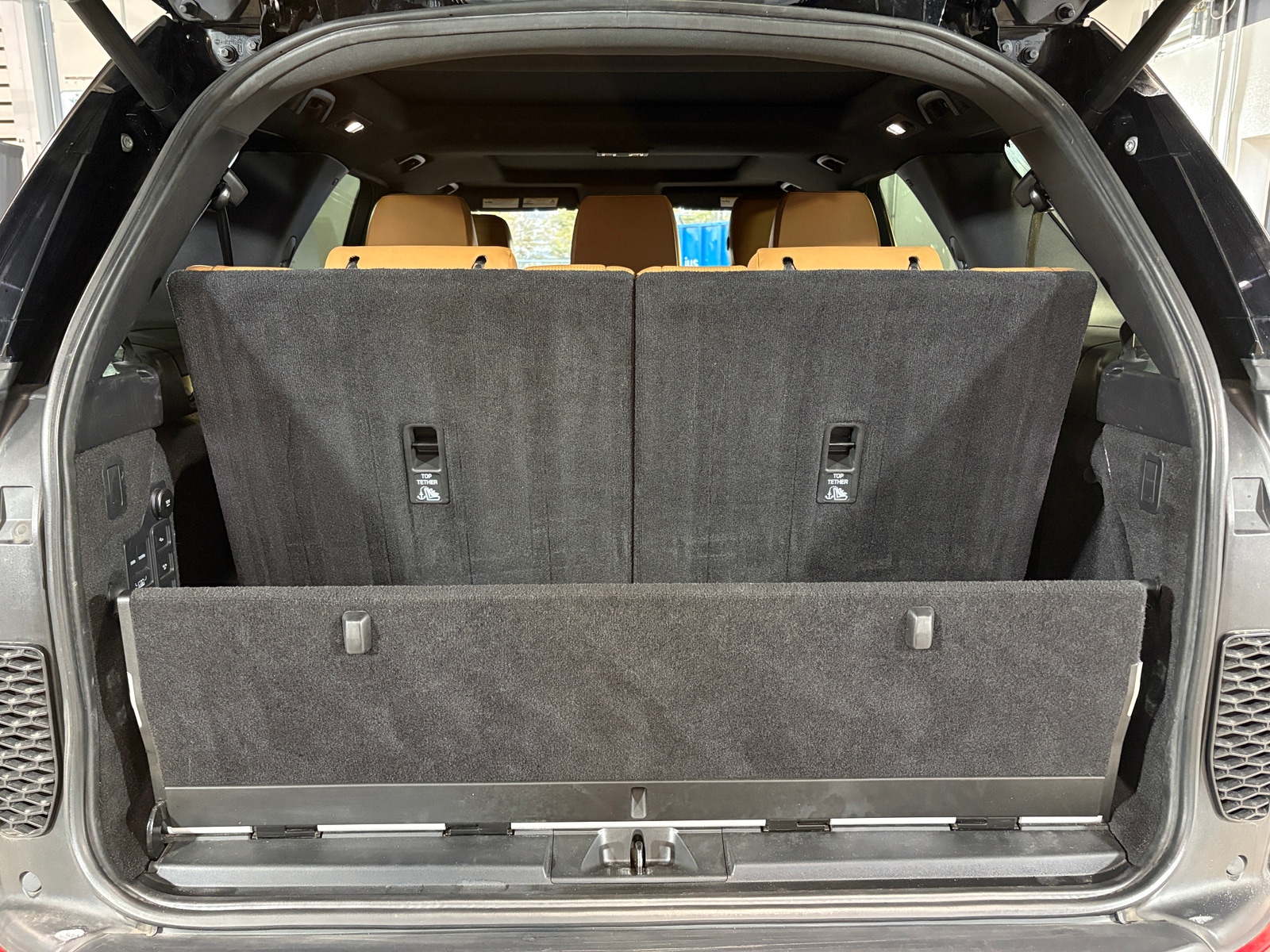 Thumbnail: 2020 Land Rover Discovery - 6