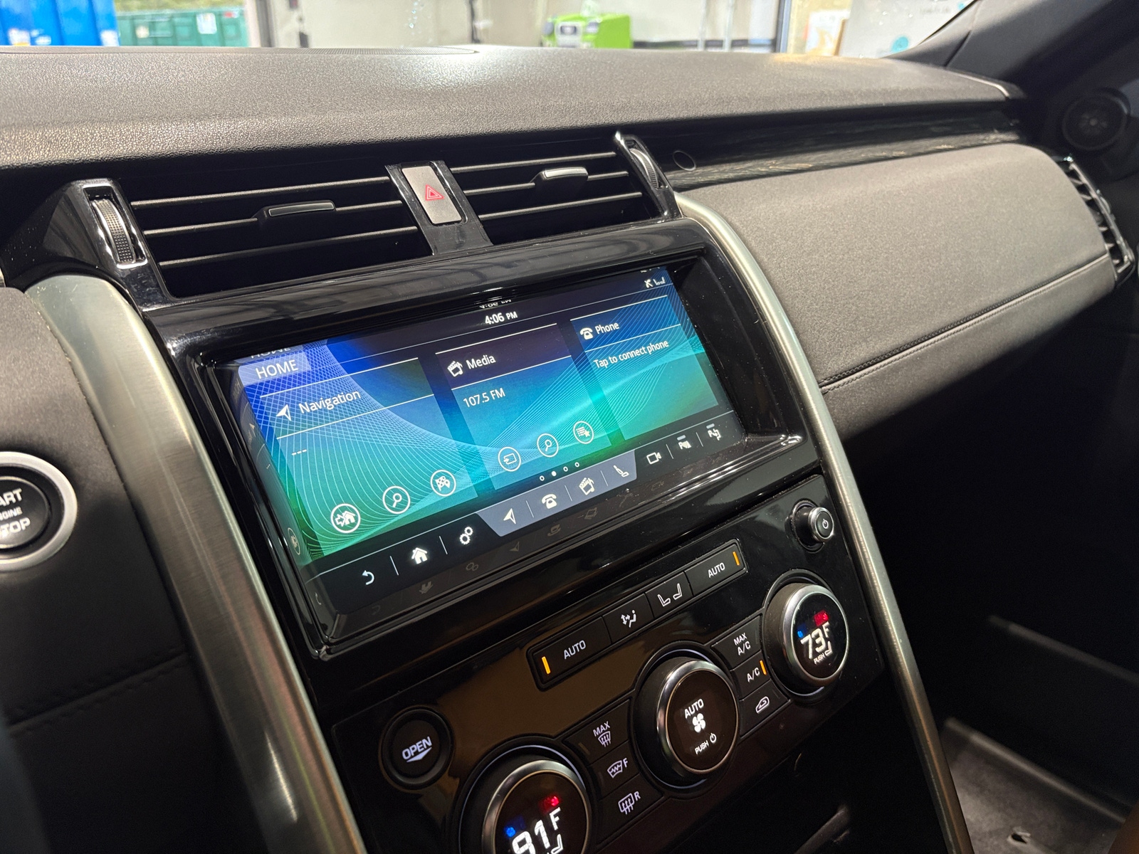 Thumbnail: 2020 Land Rover Discovery - 3