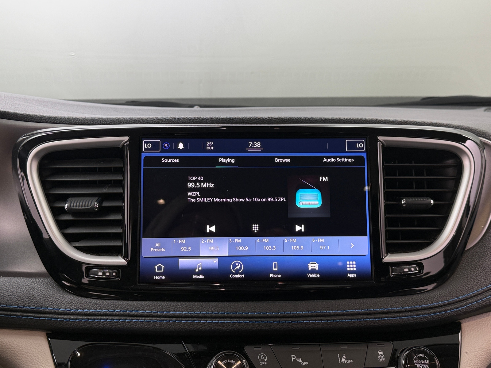 Thumbnail: 2021 Chrysler Pacifica - 4