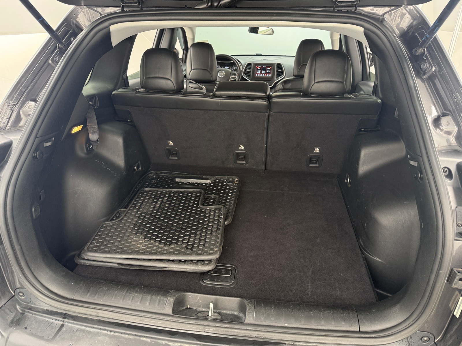 Thumbnail: 2019 Jeep Cherokee - 7