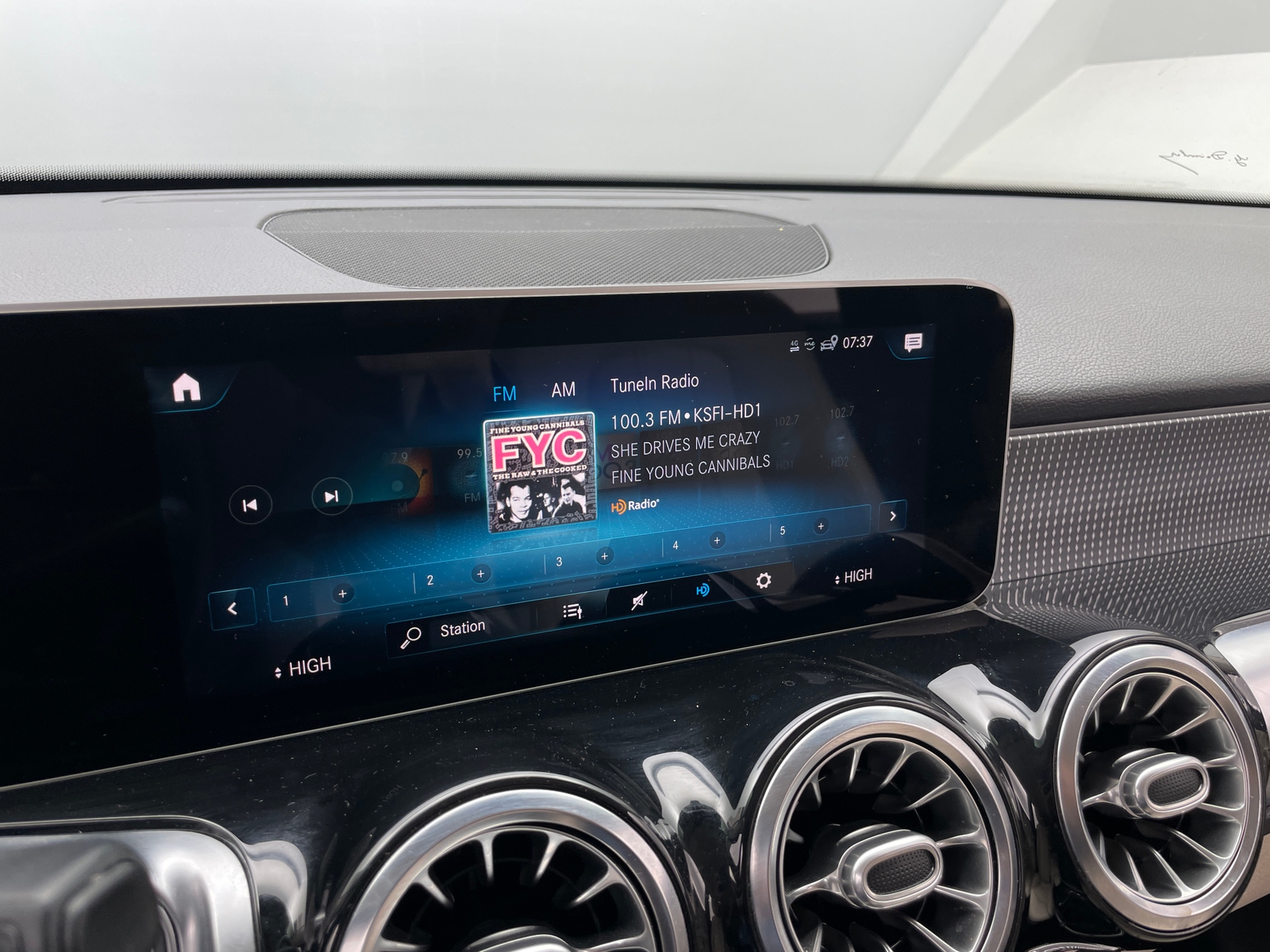 Thumbnail: 2021 Mercedes-Benz GLB - 3