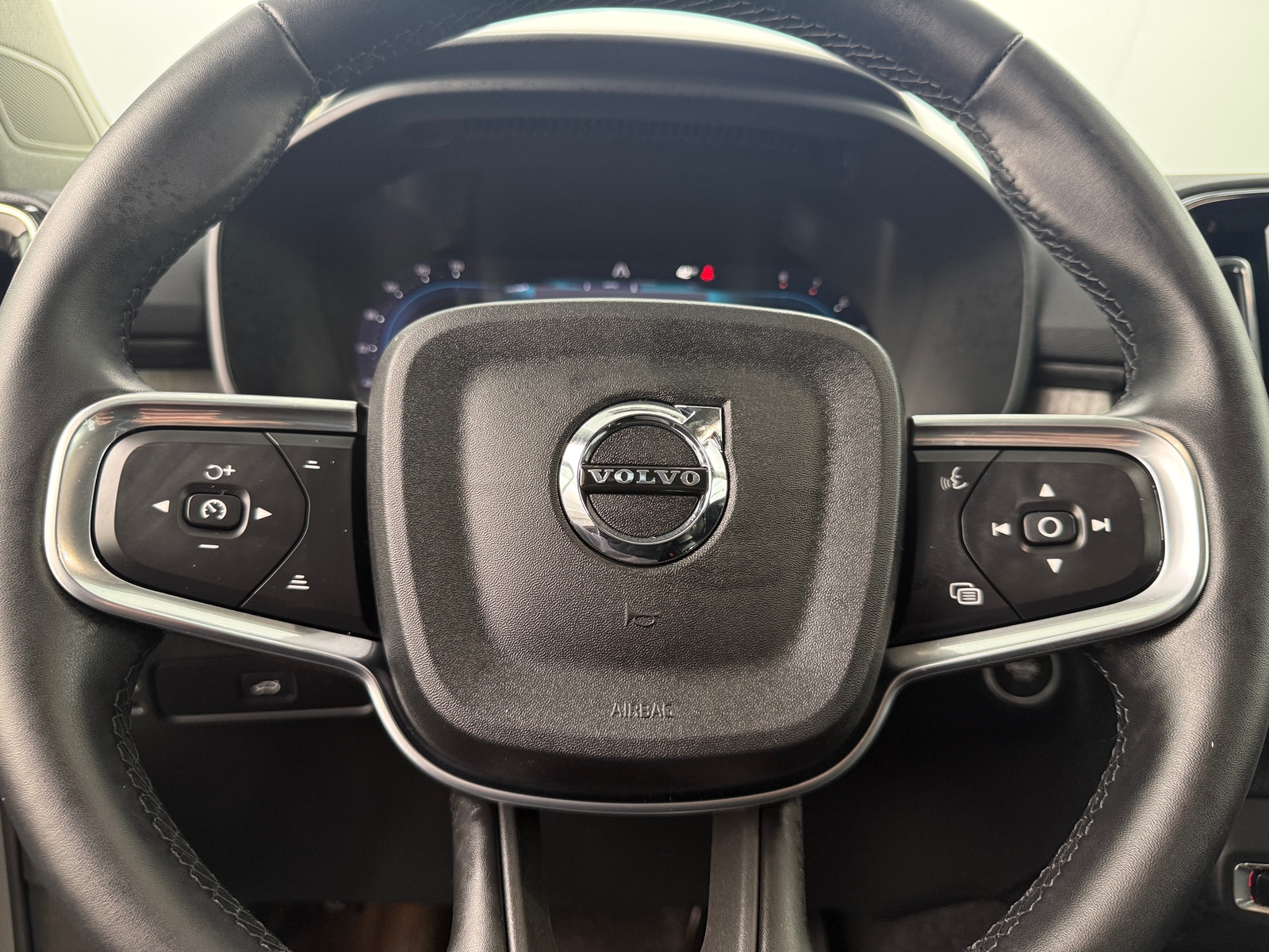 Thumbnail: 2025 Volvo XC40 - 4