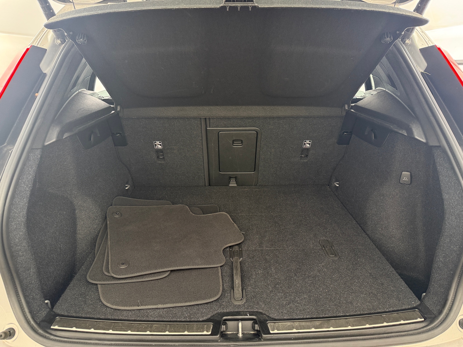 Thumbnail: 2025 Volvo XC40 - 6