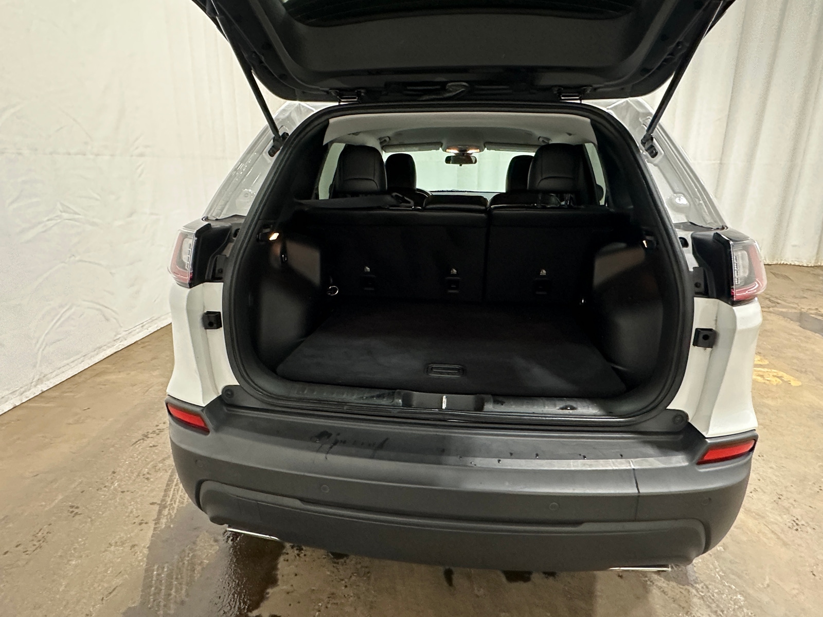 Thumbnail: 2019 Jeep Cherokee - 7