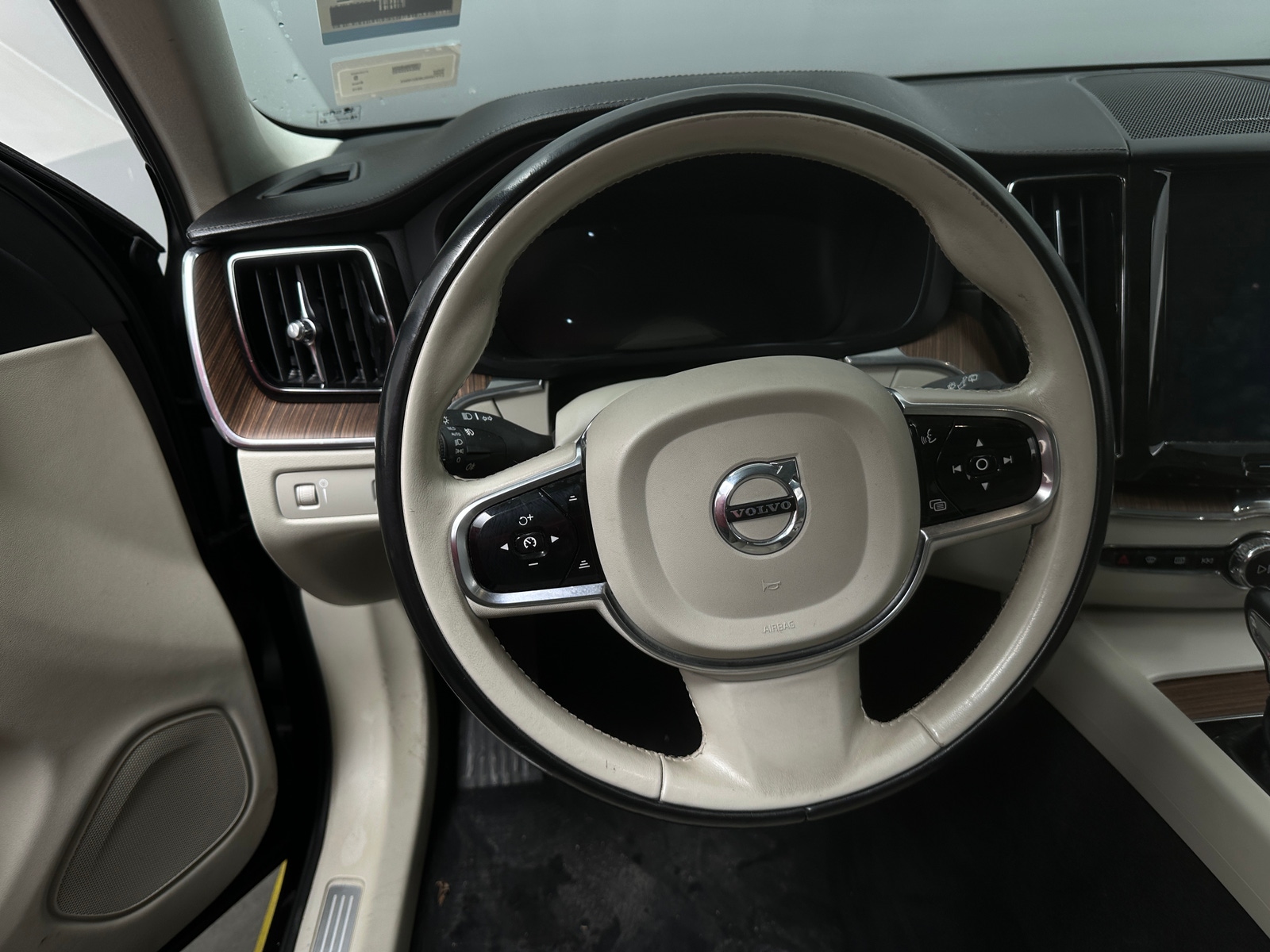 Thumbnail: 2019 Volvo XC60 - 4