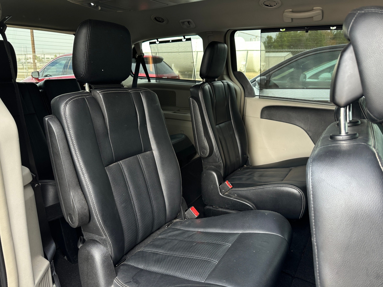 Thumbnail: 2015 Chrysler Town & Country - 5