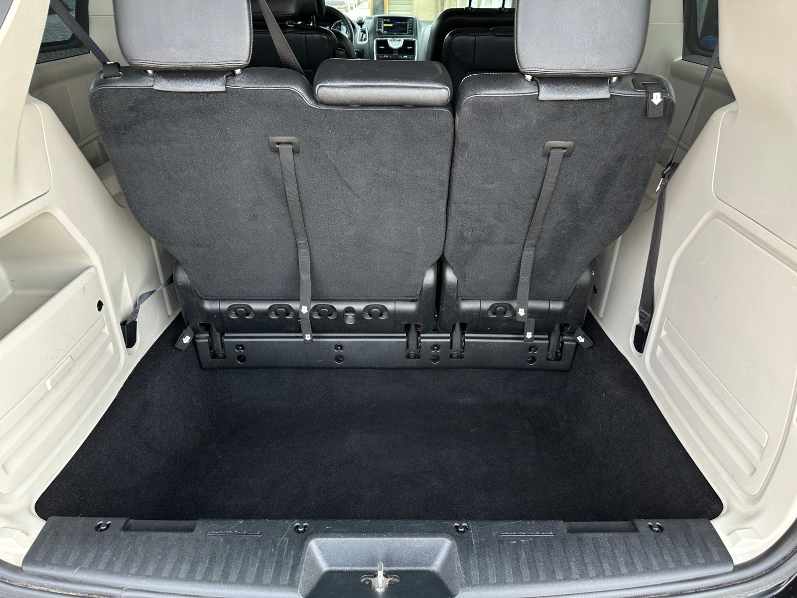 Thumbnail: 2015 Chrysler Town & Country - 6