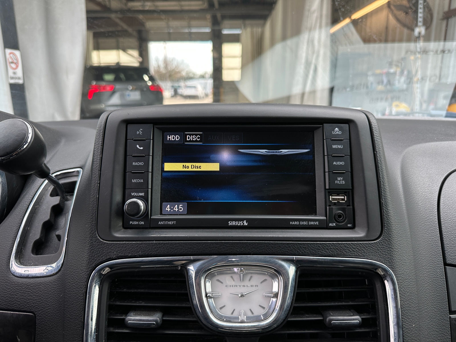 Thumbnail: 2015 Chrysler Town & Country - 3