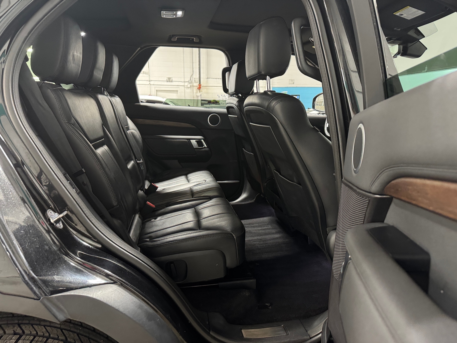 Thumbnail: 2017 Land Rover Discovery - 5