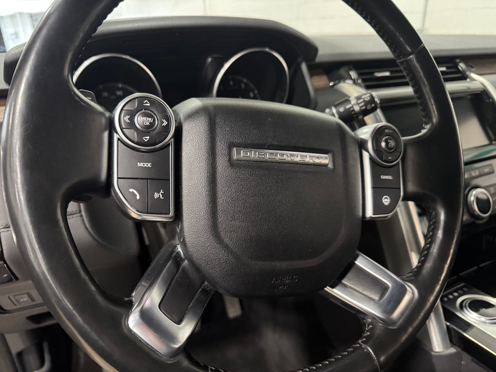 Thumbnail: 2017 Land Rover Discovery - 4