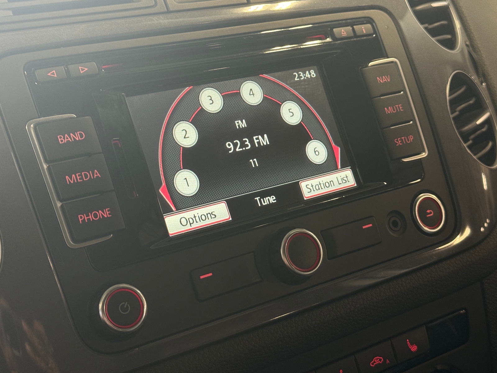 Thumbnail: 2015 Volkswagen Tiguan - 4