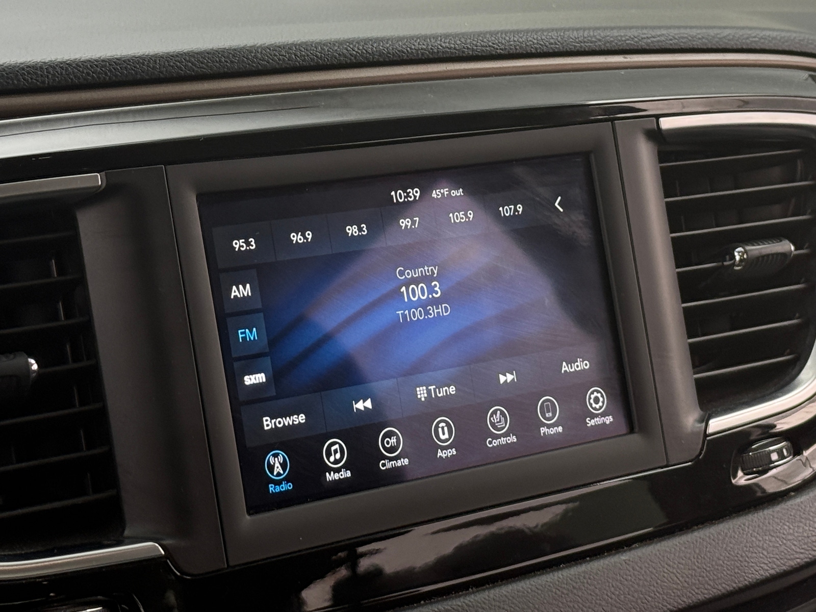 Thumbnail: 2019 Chrysler Pacifica - 4