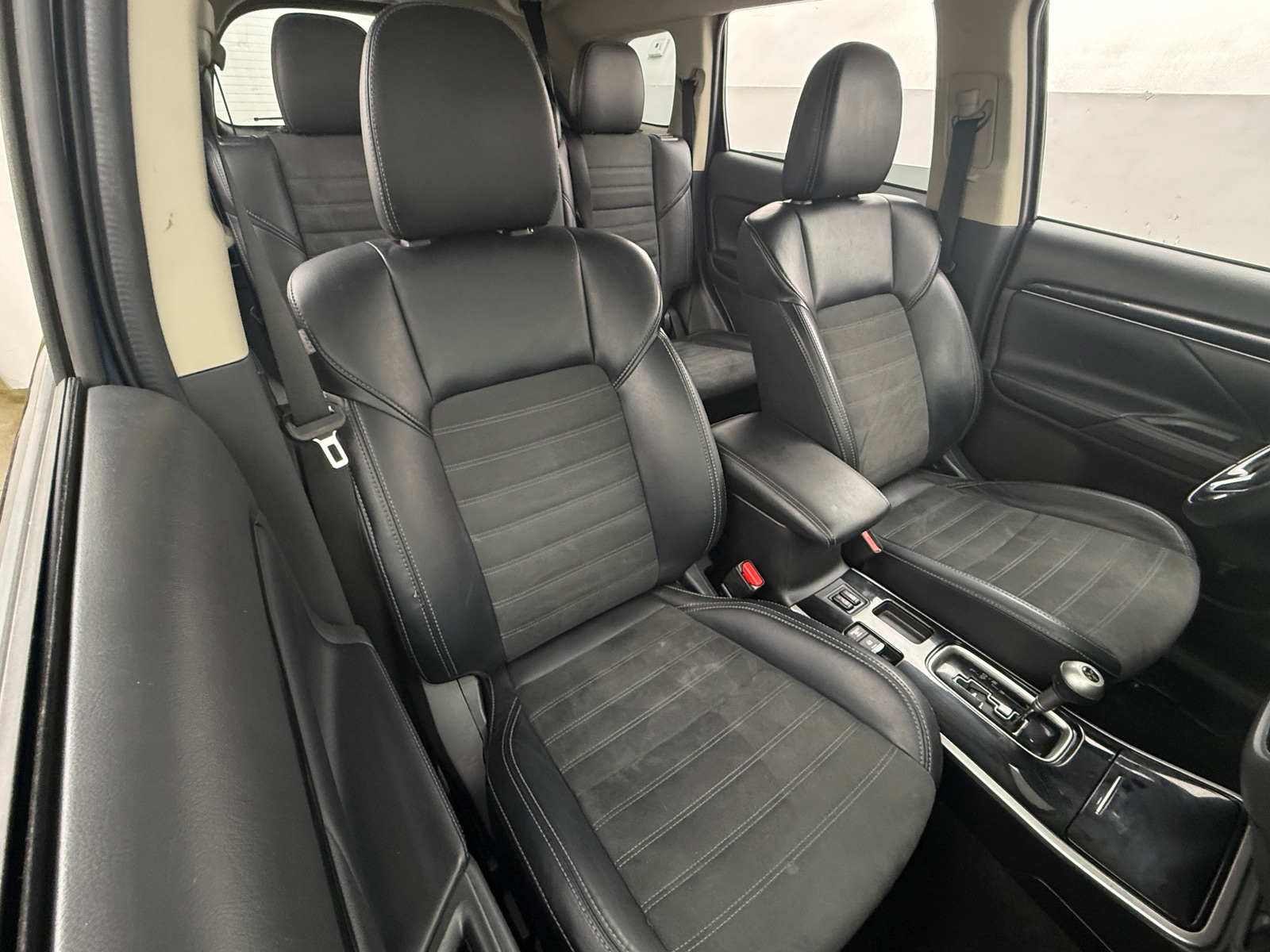 Thumbnail: 2020 Mitsubishi Outlander - 2