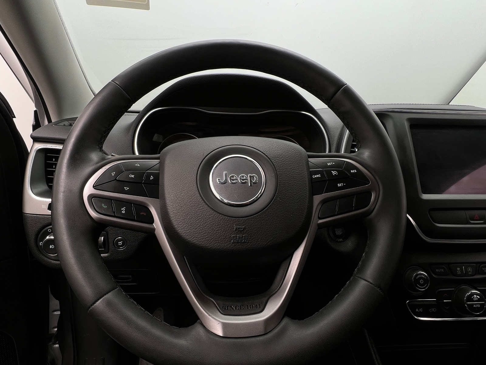 Thumbnail: 2022 Jeep Cherokee - 4