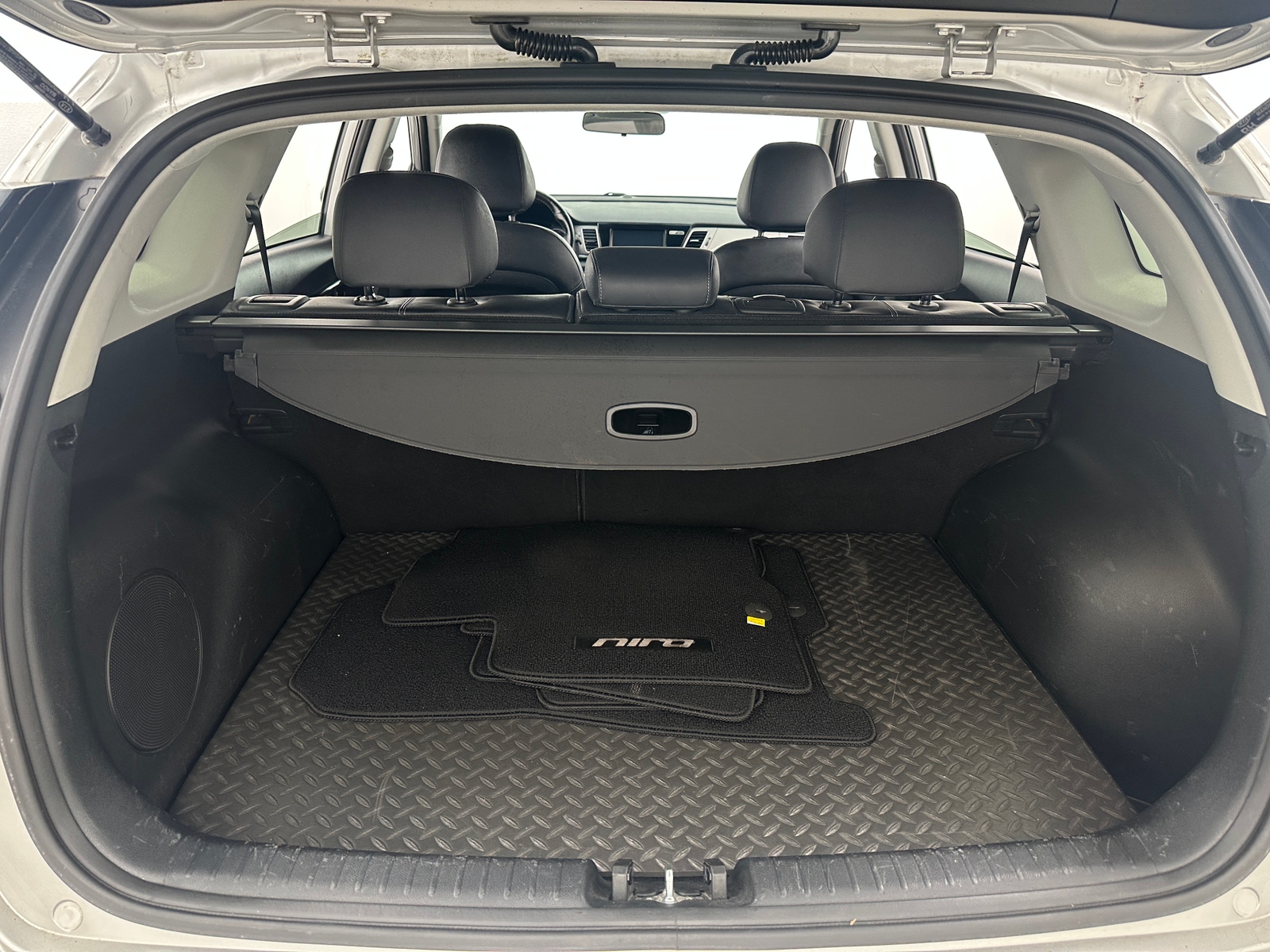 Thumbnail: 2017 Kia Niro - 6