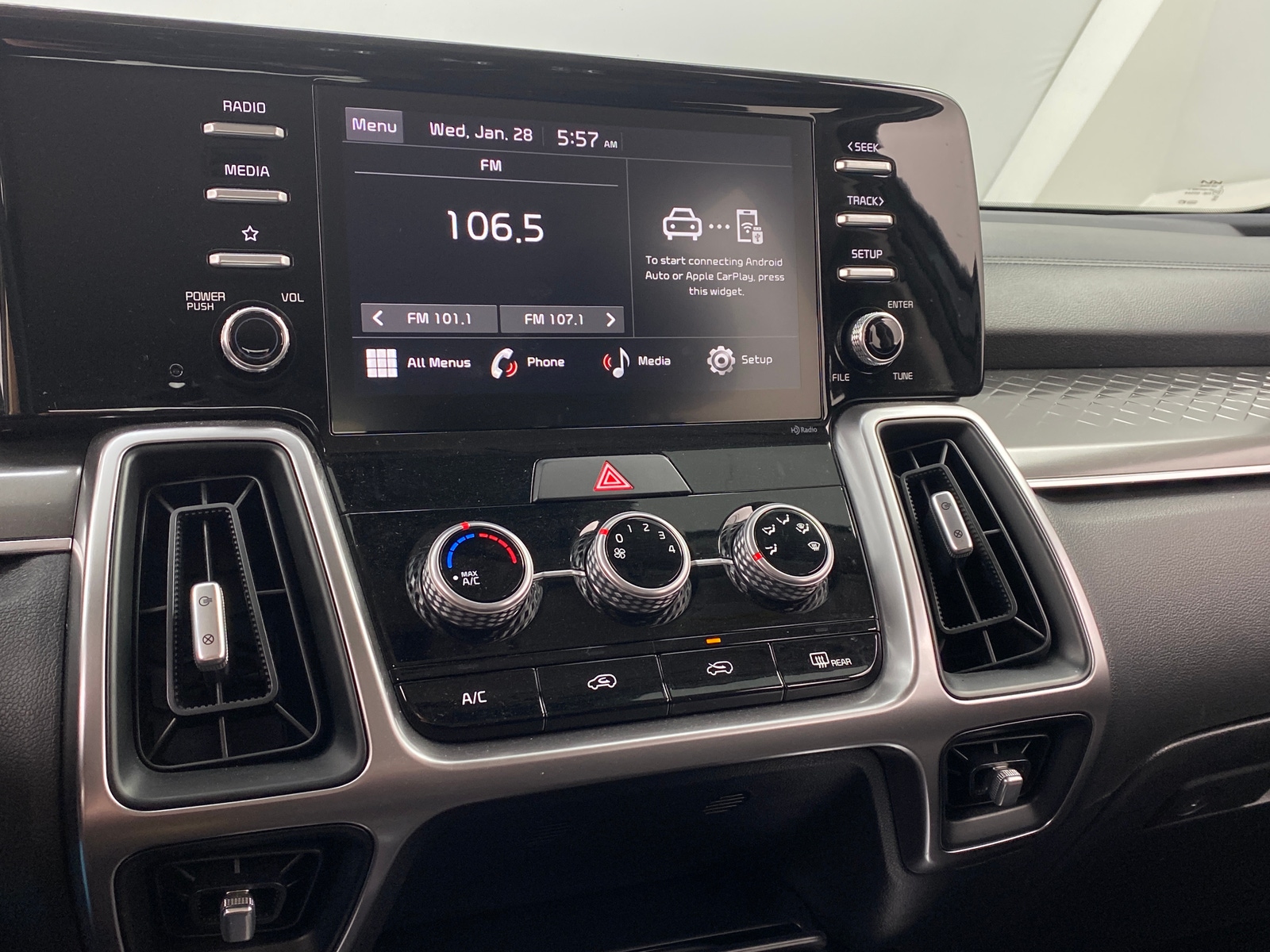 Thumbnail: 2023 Kia Sorento - 4