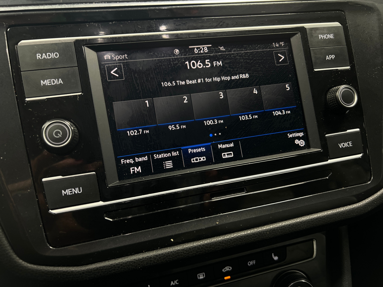 Thumbnail: 2022 Volkswagen Tiguan - 4