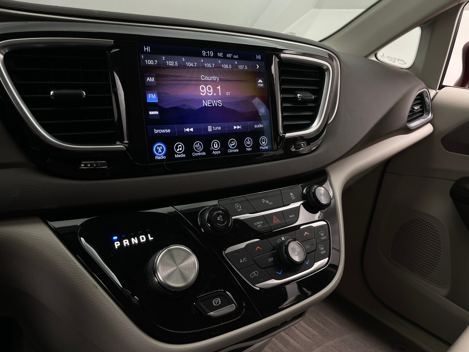 Thumbnail: 2017 Chrysler Pacifica - 3