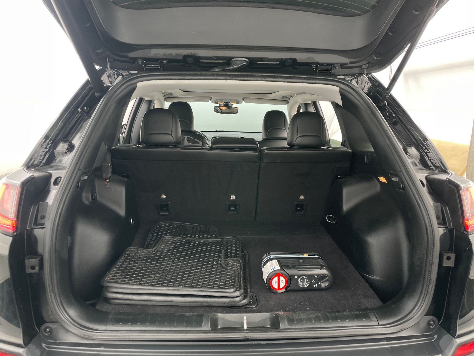 Thumbnail: 2019 Jeep Cherokee - 7