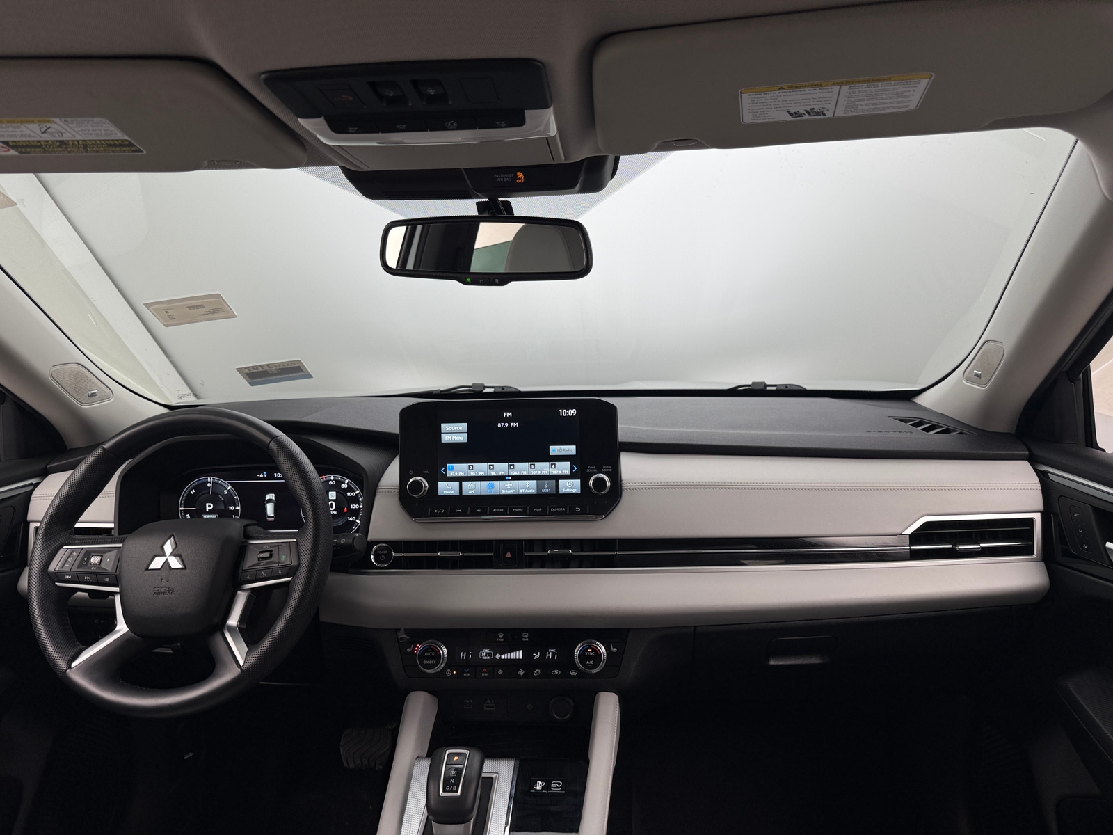 Thumbnail: 2023 Mitsubishi Outlander - 2