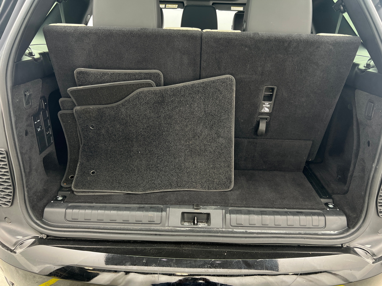 Thumbnail: 2021 Land Rover Discovery - 6