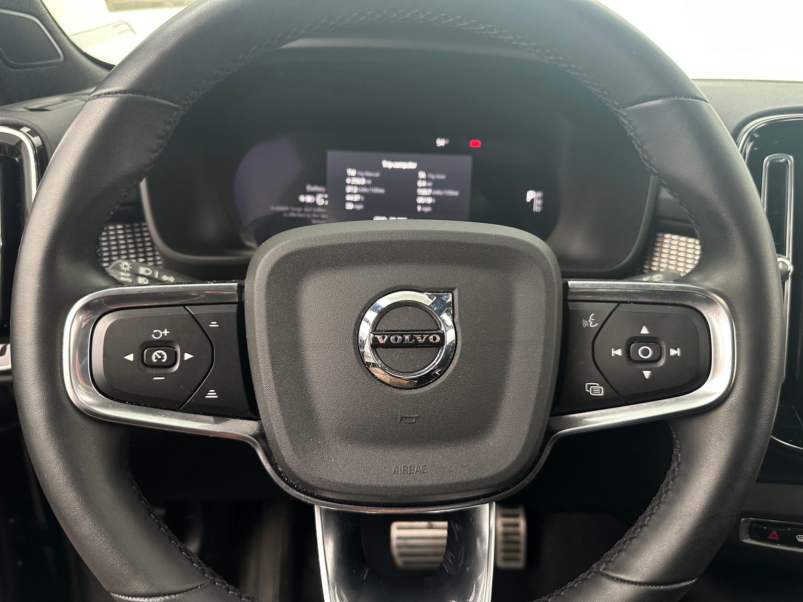 Thumbnail: 2022 Volvo XC40 - 5