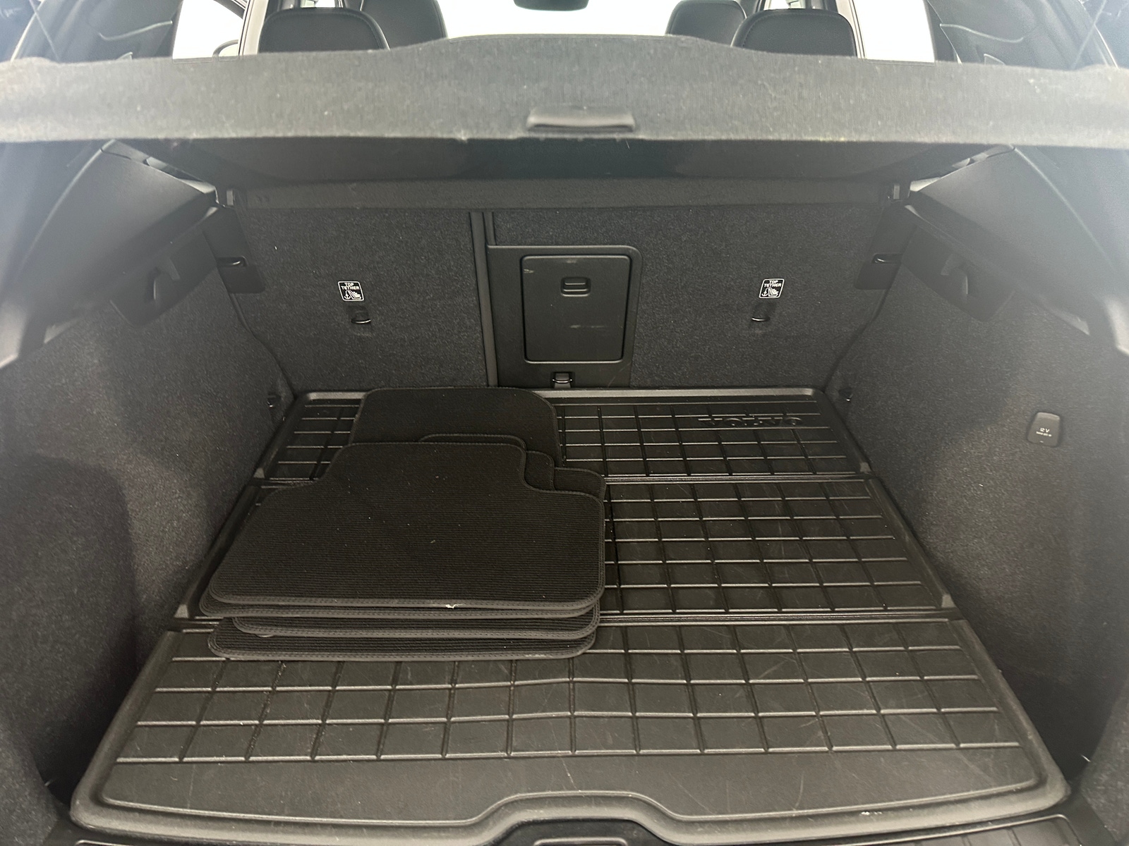 Thumbnail: 2022 Volvo XC40 - 7