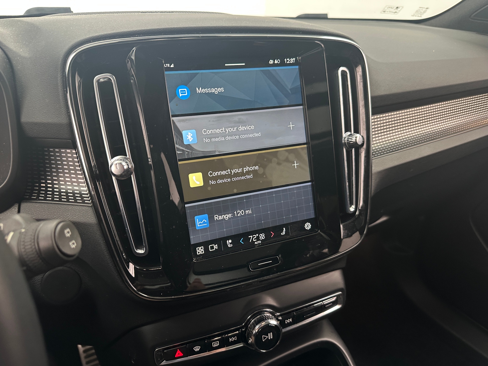 Thumbnail: 2022 Volvo XC40 - 4