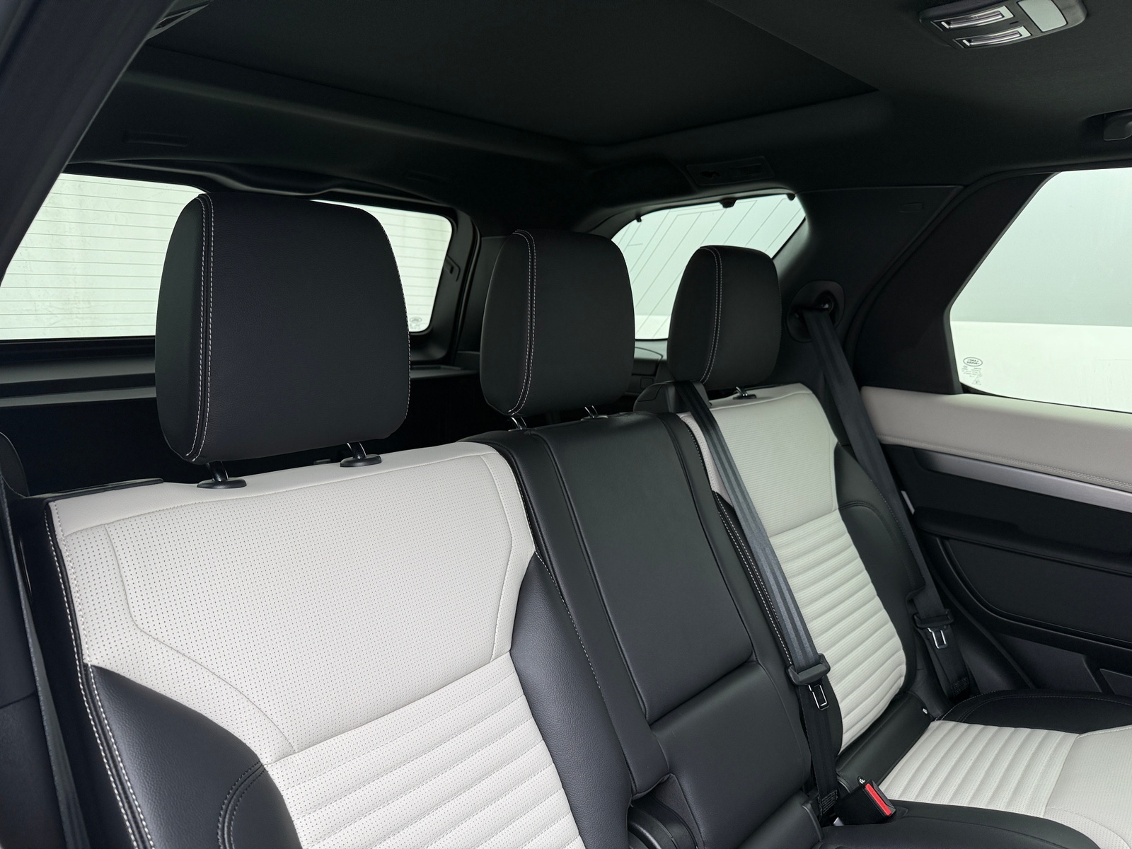 Thumbnail: 2023 Land Rover Discovery - 5