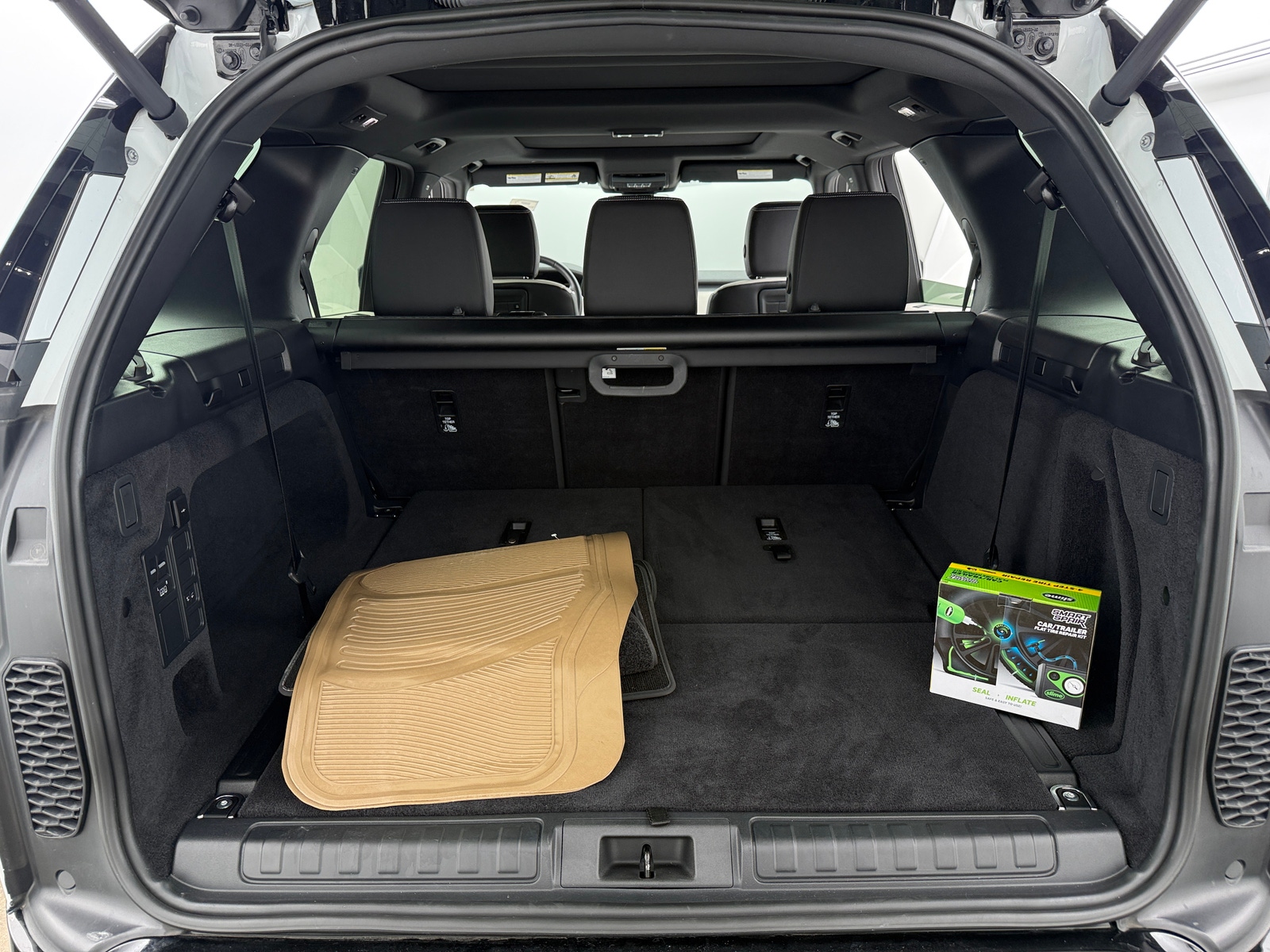 Thumbnail: 2023 Land Rover Discovery - 6